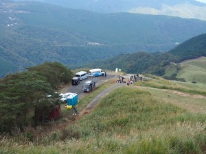 駐車場から山の上まで徒歩も可能ですが、タクシーもいるのでラクラクです。これも年輩の方にも人気の秘密かもしれませんね。