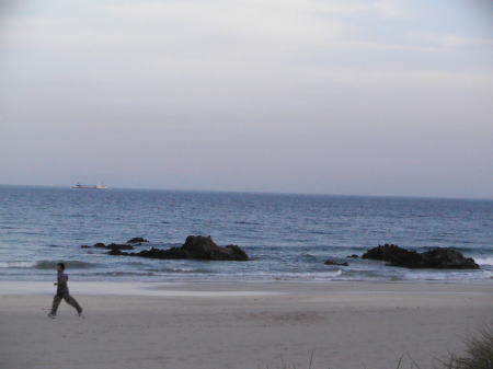 天気の悪い日の海。