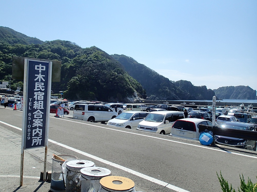 中木の駐車場。結構朝から満車の日もあります。