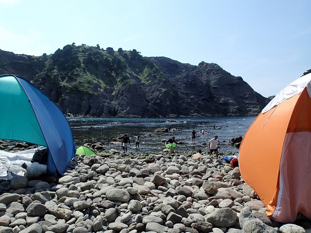 ヒリゾ浜は白砂ではなく、岩場になっています。