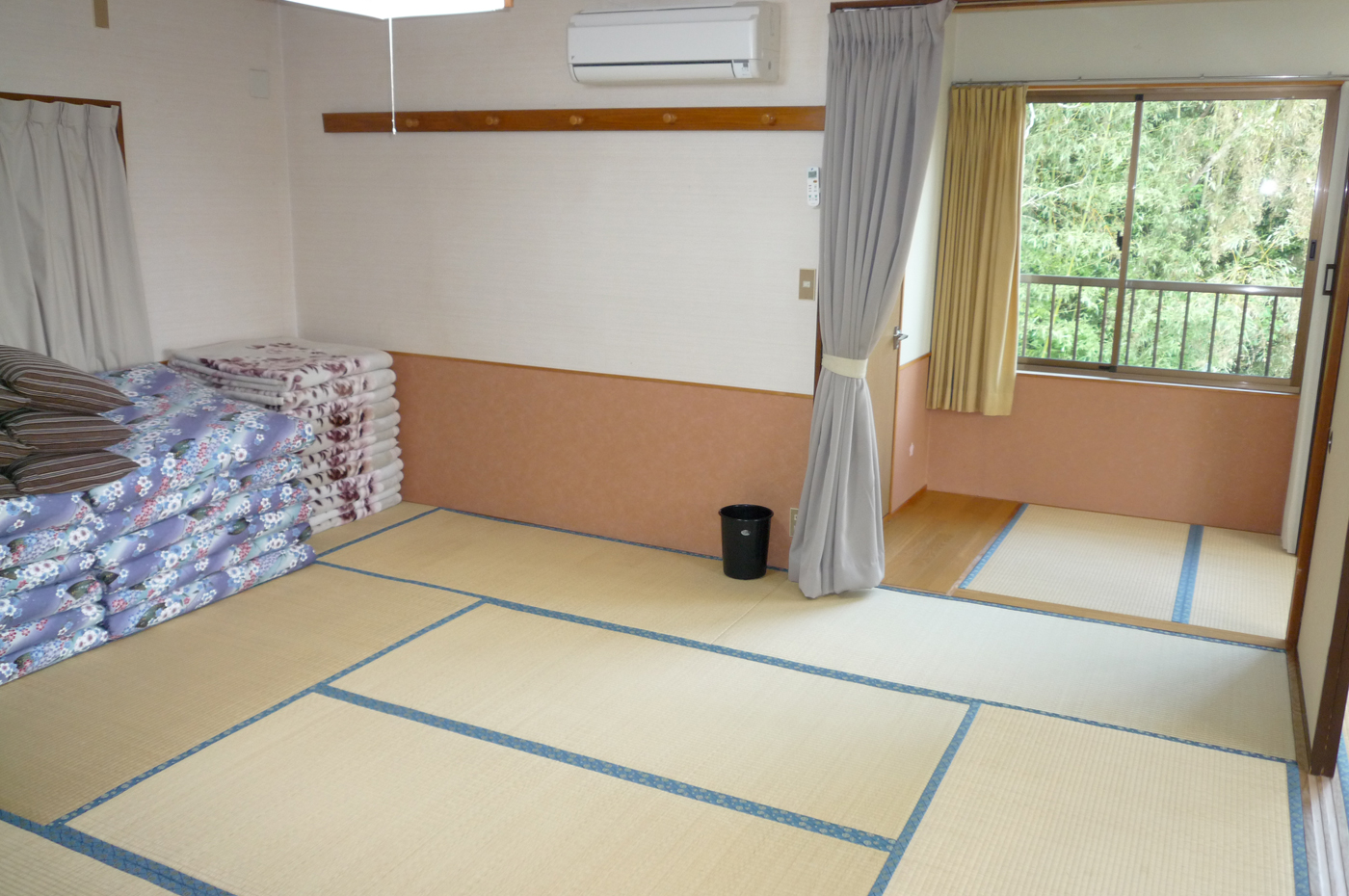 12名用のお部屋は、広いダイニングと和室が2部屋ついた2DKです。 襖を開けて使っていただくと、すべてのお部屋がつながるので、大人数でのご利用にとても便利！ 12畳の和室とダイニングから、海を見ることができます。 BBQコーナーは、専用階段を下りたところにあるので、グループ様だけのプライベート感があります。 3世帯4世帯の旅行や、グループ団体旅行に向いています。