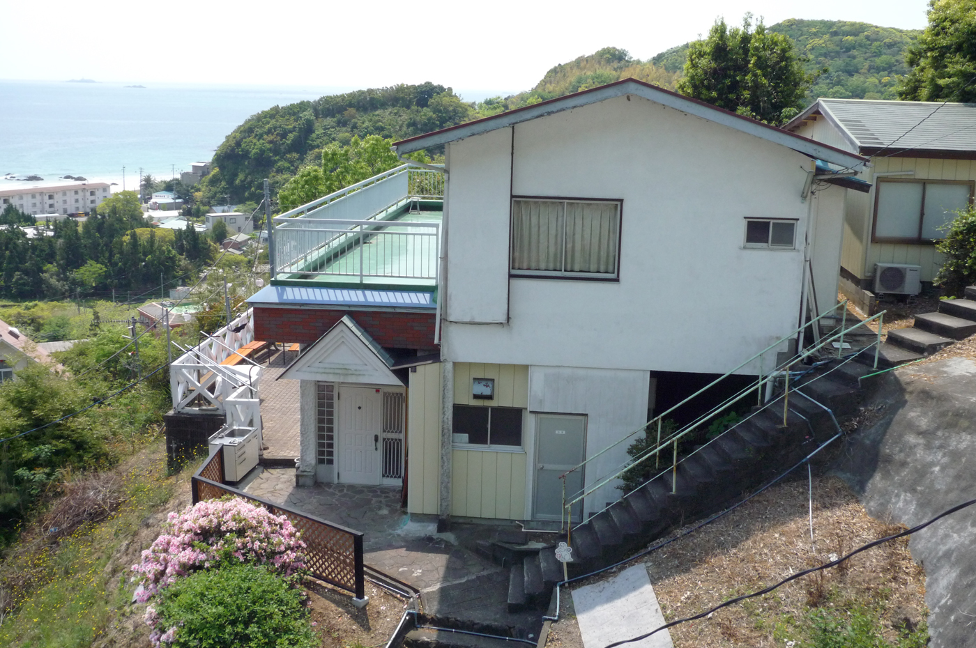 海と大型コテージの立地。山がちの別荘地ですが、その分景色がよく、都会とは全く違った環境の中で夏を過ごせます