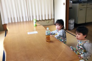 修善寺フォーレストの和室でくつろぐ子供と赤ちゃん