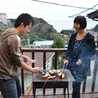 下田のコテージでBBQする夫婦