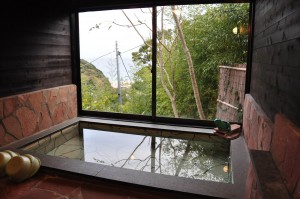 入田浜山荘の大型棟　半露天風呂　展望風呂