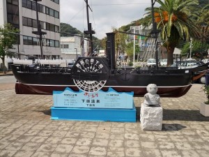 下田駅前の黒船像