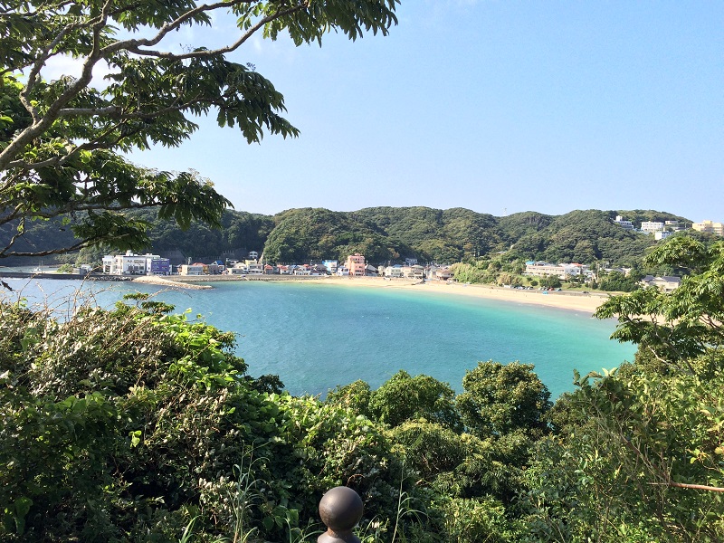 波が静かで穏やかな外浦海岸。シーカヤックやウインドサーフィンに人気。空いてるビーチではスイカ割りもいいですね