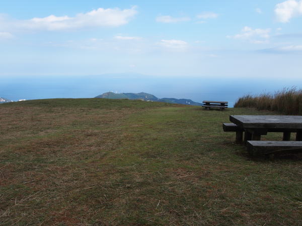 三筋山山頂から伊豆大島を望む