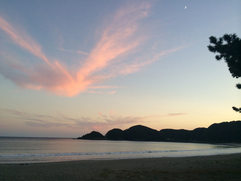 弓ヶ浜海水浴場の夕陽　日本の渚100選のビーチ